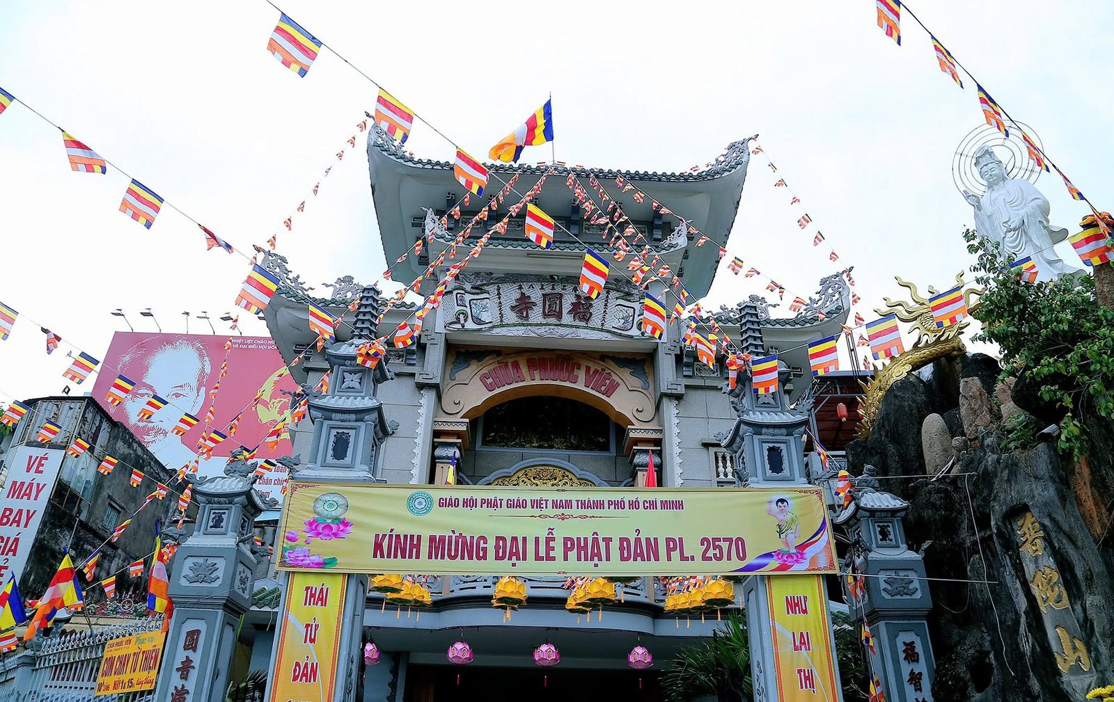 Trao Tặng 700 Phần Quà Đến Bà Con Khó Khăn Mùa Phật Đản PL.2570
