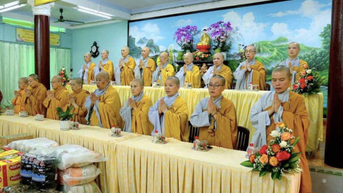 Phục Vụ 1.000 Phần Cơm Chay Từ Thiện Ngày Mồng 1 Tháng 6 Bính Ngọ